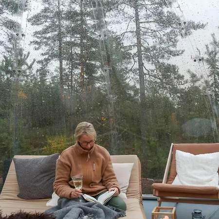 Glass Igloo With Nordic Design In Nature 別荘